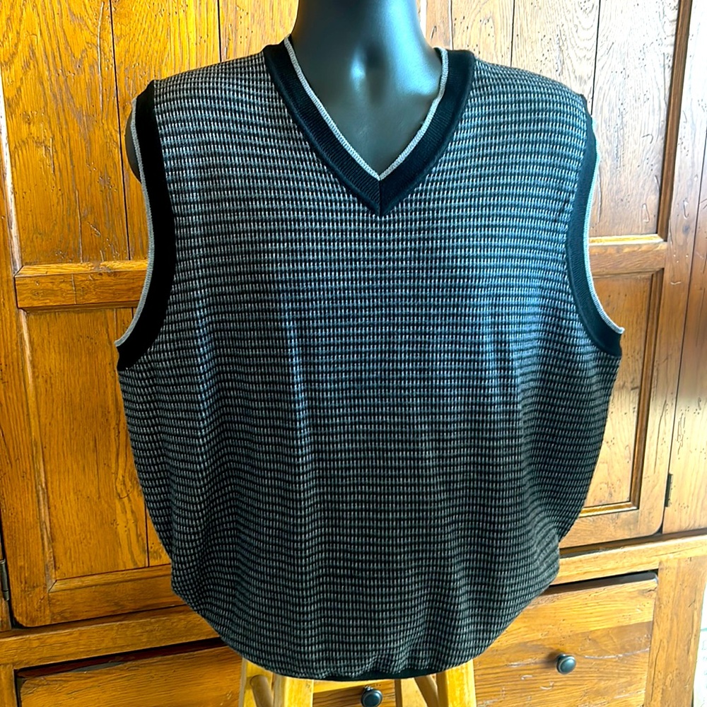 NWT⭐️CARNOUSTIE Merino Wool V-Neck Jacquard Men’s Sweater VEST Black & Gray XL